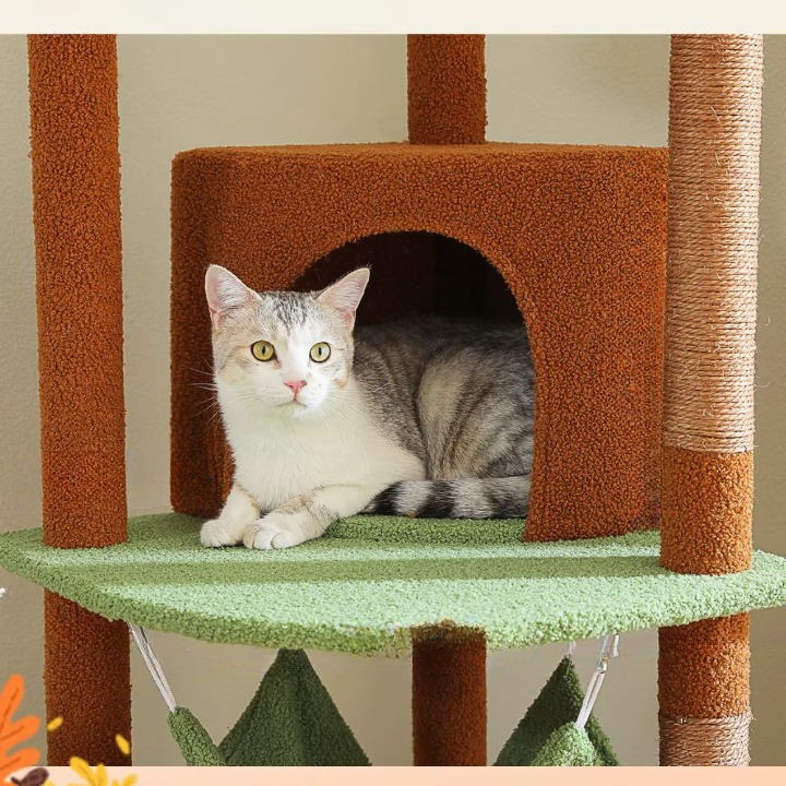 Arbre à chat marron du sol au plafond avec griffoirs, hamac et condo douillet
