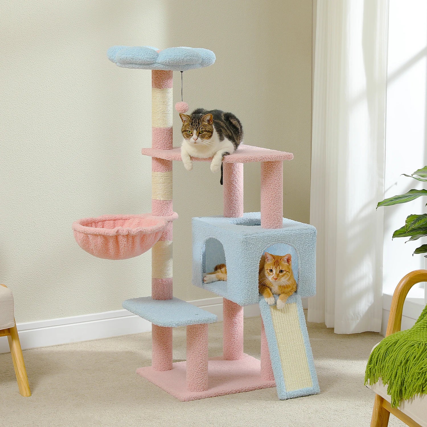 Arbre à chat design Fleur avec hamac, rampe, jouets et poteaux à griffer en sisal