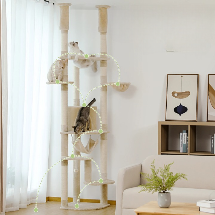 Arbre à chat beige du sol au plafond avec griffoirs, hamac et condo douillet